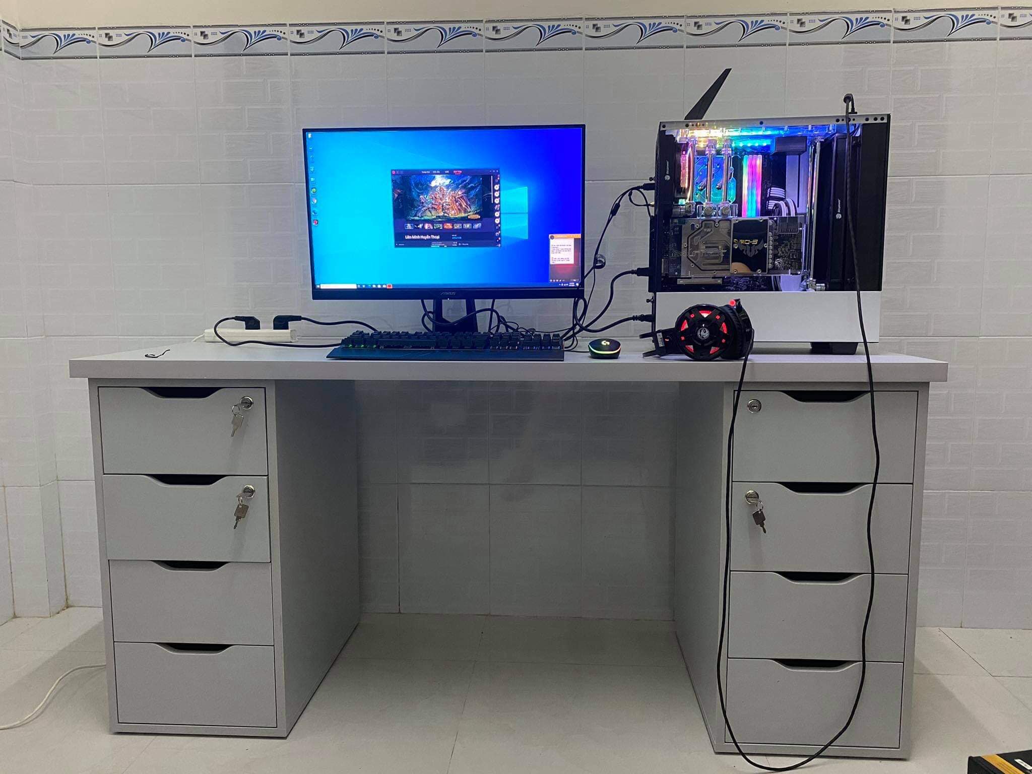 Bàn gaming IKEA có thiết kế hai bên tủ, mỗi bên có 5 ngăn kéo