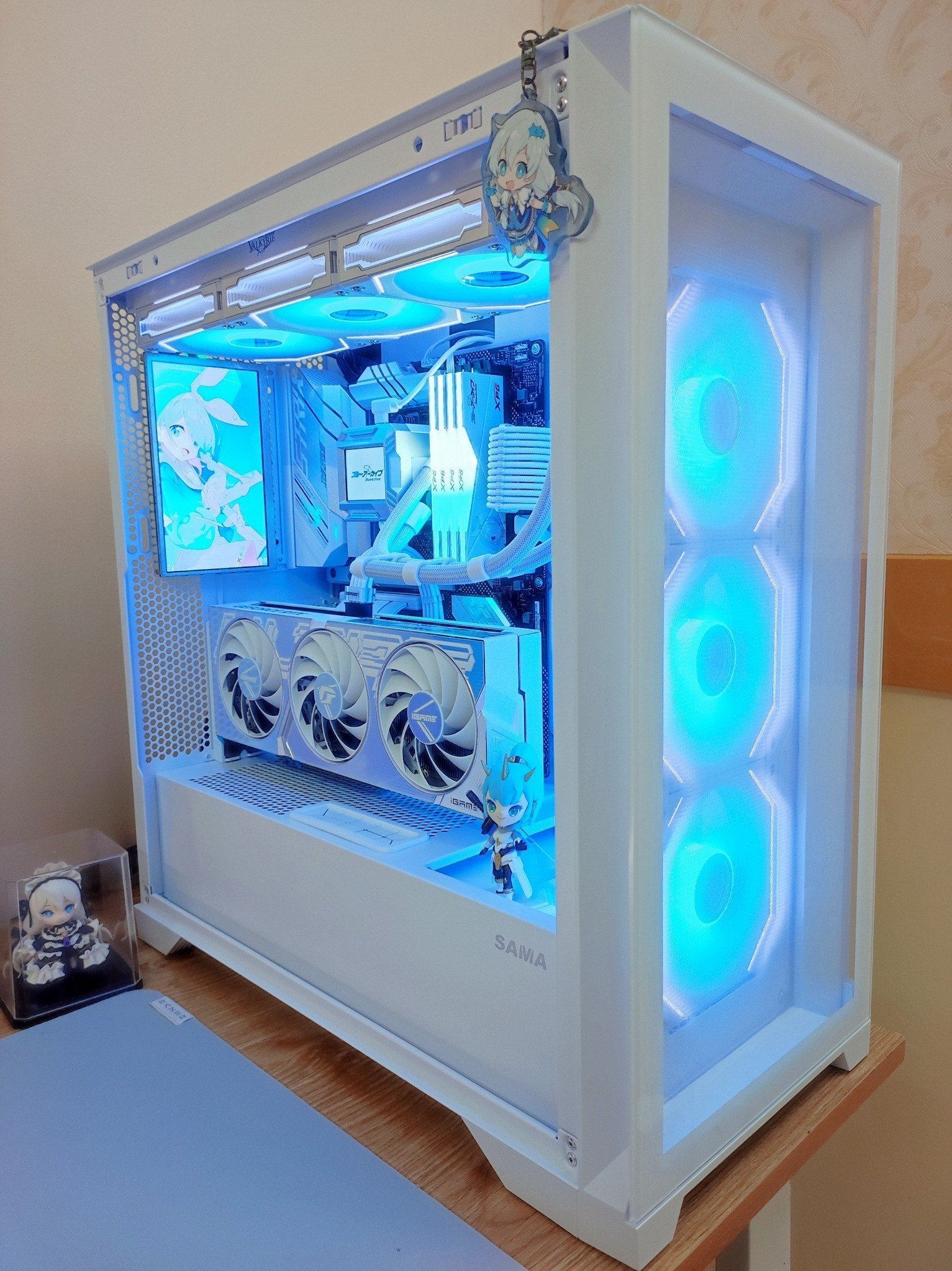 Có thể tùy chỉnh và điều khiển ánh sáng LED theo ý thích